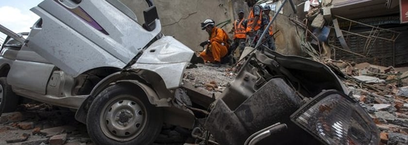 Militares das Forças do Nepal analisam destroços de prédio no centro de Katmandu