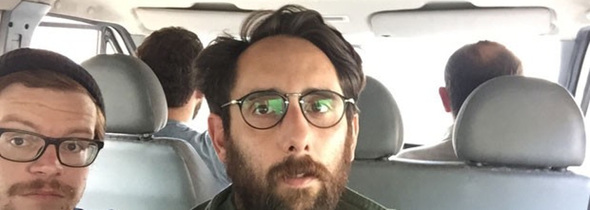Gabriel Chaim ao lado de um dos fotógrafos que também foi preso com ele