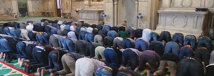 Homens muçulmanos participaram das orações de sexta na mesquita "convertida". (AP Photo/Luigi Costantini)