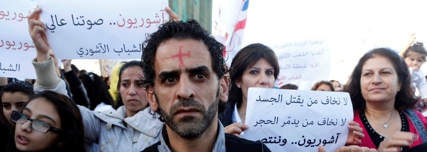 Assírios manifestam pela libertação de cristãos raptados pelo EI. (Reuters/Mohamed Azakir)