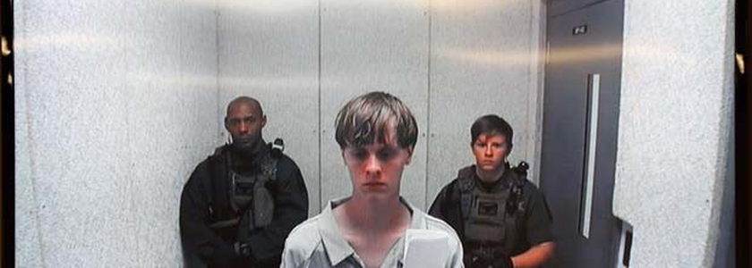 Dylann Roof ouve as declarações de familiares das vítimas, após ter matado nove pessoas durante um estudo bíblico, na Igreja Metodista Eammanuel, em Charleston (EUA).