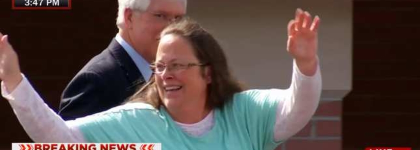 Kim Davis fala à multidão, após ser liberta, em Kentucky (EUA).