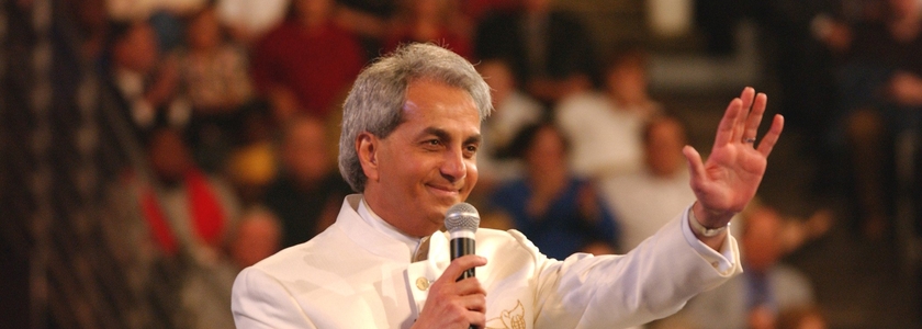 Benny Hinn, um dos pregadores mais conhecidos mundialmente, durante um de seus sermões.