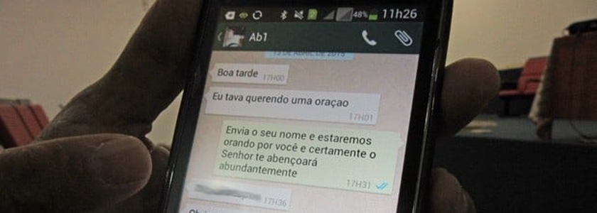 Mulher faz pedido de oração pelo aplicativo de mensagens do celular e é atendida pelo pastor Daniel Fernandes.