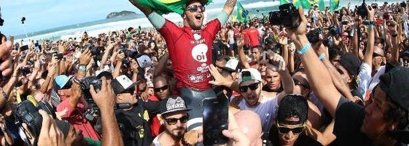 Filipe Toledo é um dos grandes nomes do surfe mundial atualmente, junto a outros jovens como Gabriel Medina.