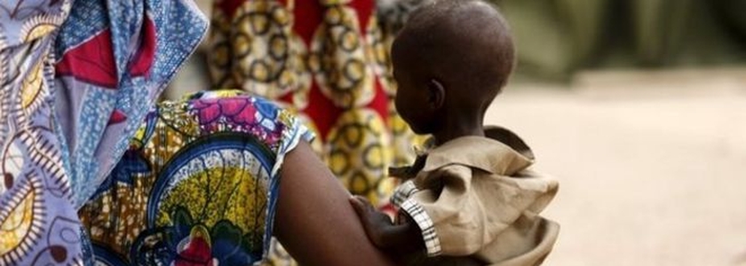 Centenas de pessoas foram resgatadas pelo exército nigeriano e agora estão sendo mantidas em um acampamento, em Yola (Nigéria)