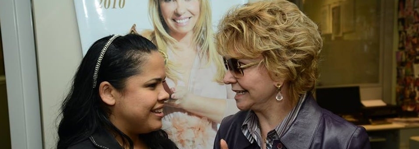 Cassiane conversa com a diretora da MK Music, Yvelise de Oliveira. Um novo contrato foi assinado nesta terça-feira (Foto: Facebook)
