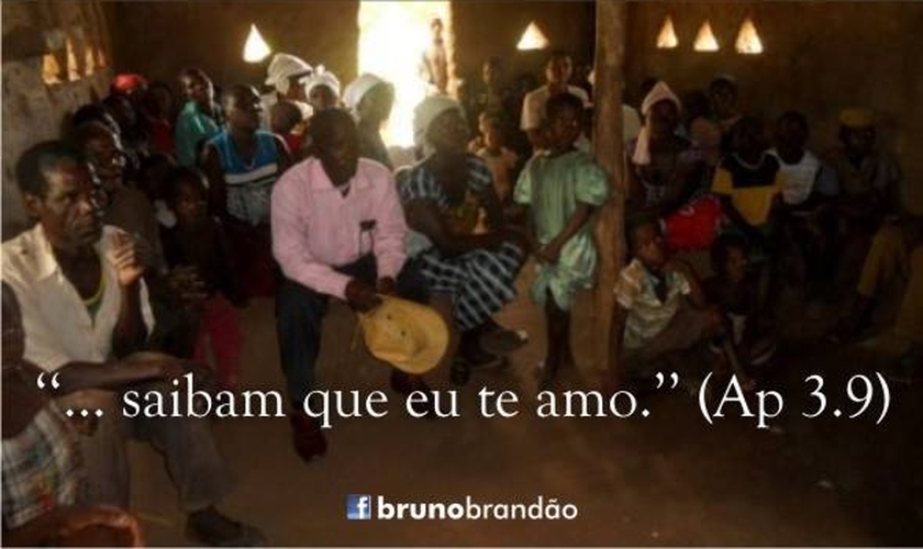 Culto realizado em humilde igreja africana