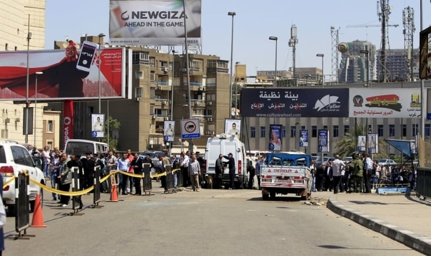 Autoridades de segurança inspecionam a cena da explosão de um carro-bomba em uma ponte, no bairro de Zamalek (Cairo)