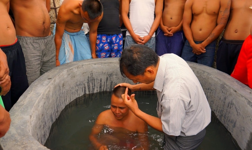 46 prisioneiros na Índia foram batizados e renderam suas vidas a Jesus Cristo durante todo o ano.