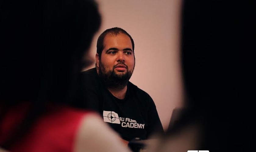 Miguel Nagle, diretor do filme "Metanoia - Mães de Joelhos, Filhos de Pé", ministrando aula.
