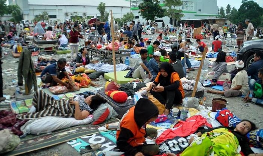 Mais de 200 mil pessoas estão necessitando de ajuda, após um terremoto seguido de tsunami atingir a Indonésia. (Foto: Muhammad Rifki/AFP)