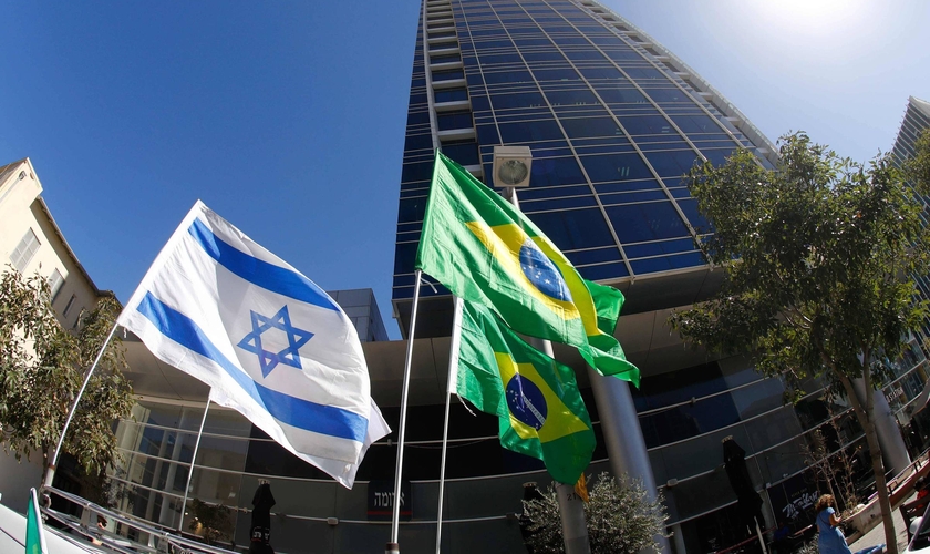 Bandeiras de Israel e do Brasil em Tel Aviv. (Foto: Jack Guez - AFP)