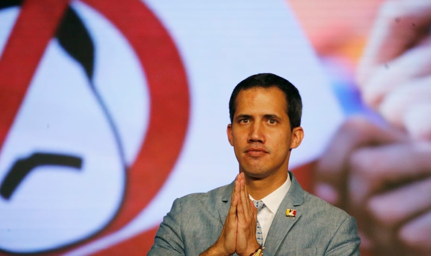 Autoproclamado presidente da Venezuela, Juan Guaidó, cumprimenta estudantes universitários em Caracas. (Foto: Ariana Cubillos/AP)