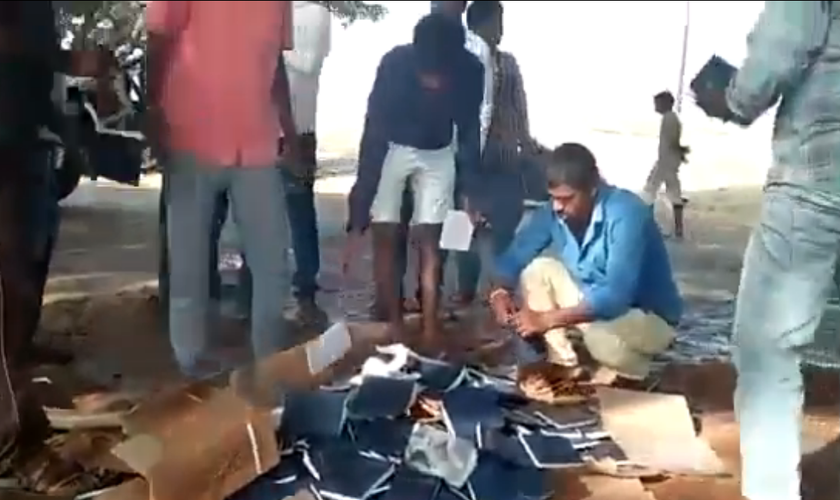 Radicais hindus queimam cerca de 1000 Bíblias em praça pública. (Foto: Reprodução/Twitter)