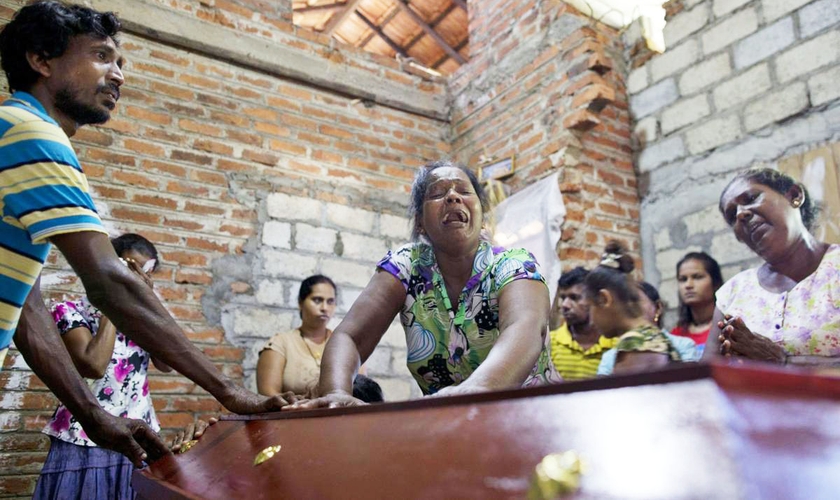 Lalitha chora sobre o caixão da sobrinha de 12 anos, Sneha Savindi, que foi vítima do ataque à igreja de St. Sebastian, no domingo de Páscoa, no Sri Lanka. (Foto: AP Photo/Gemunu Amarasinghe)