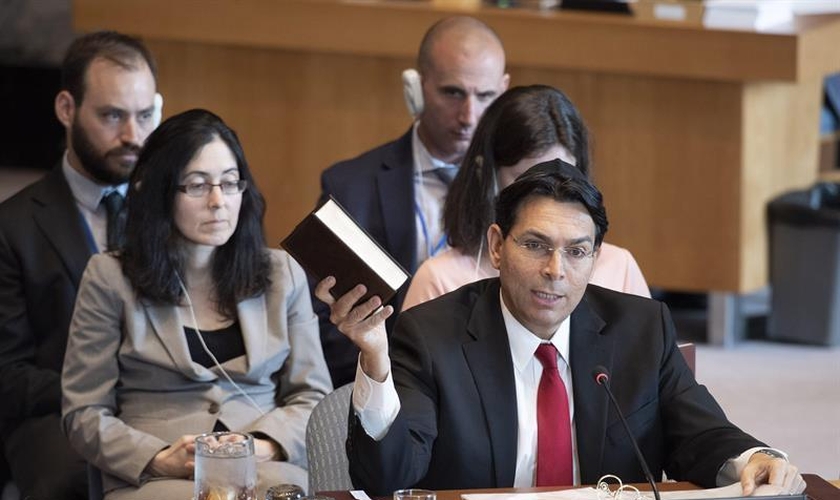 Embaixador israelense, Danny Danon, segura a Bíblia em reunião do Conselho de Segurança da ONU em Nova York. (Foto: EFE/Evan Schneider/ONU)