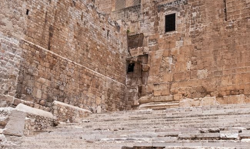 Antiga rua construída por Pôncio Pilatos termina perto das escadas no sul do Muro das Lamentações. (Foto: Shutterstock)