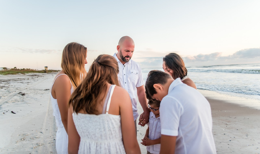 Com câncer de mama, Rebecca Howell raspou a cabeça em momento de oração com a família. (Foto: Jeannie Capellan Photography)
