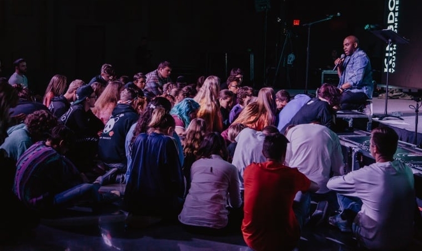 Pastor Kemtal Glasgow fala com adolescentes durante a conferência Kingdom Youth. (Foto: Kingdom Youth Conference)