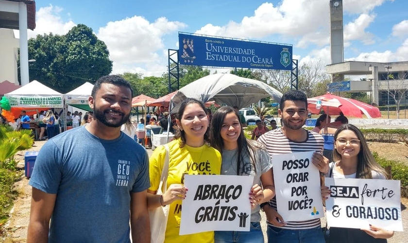 Os voluntários Matheus de Castro, Liliana Lima, Isabela Patrício, Marcos Vinicius e Vanessa Mendonça. (Foto: José Leomar/Sistema Verdes Mares)