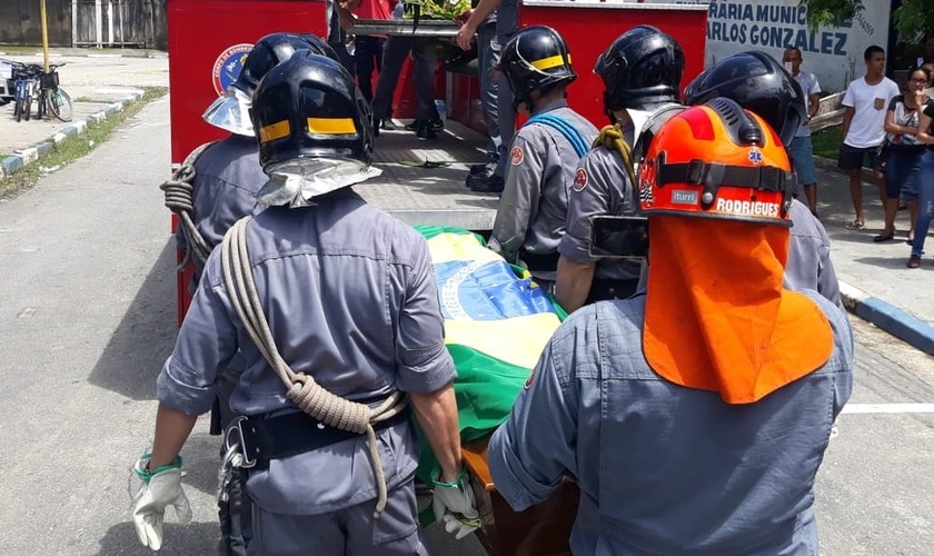 Bombeiros fizeram um cortejo fúnebre em homenagem ao cabo Moraes. (Foto: Carlos Nogueira/ A Tribuna Jornal)