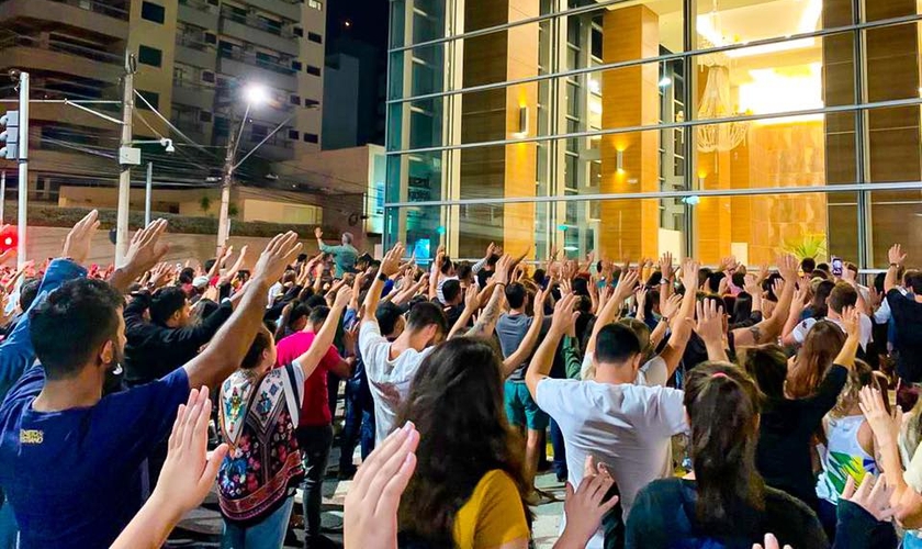 Centenas de pessoas intercederam pelos jovens de Ribeirão Preto, em frente ao Shopping Santa Úrsula. (Foto: Pedro Paulo Rosa)