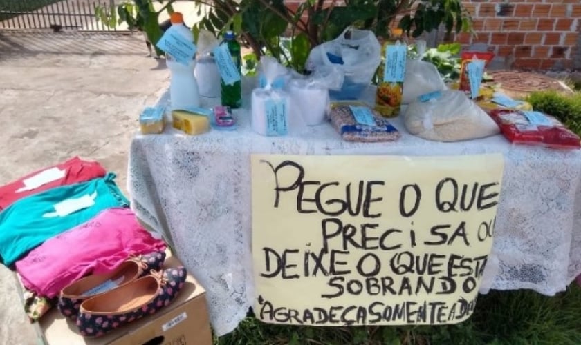 Dalci de Lima montou uma mesa em frente à sua casa com doações para aqueles que perderam renda. (Foto: Arquivo pessoal)