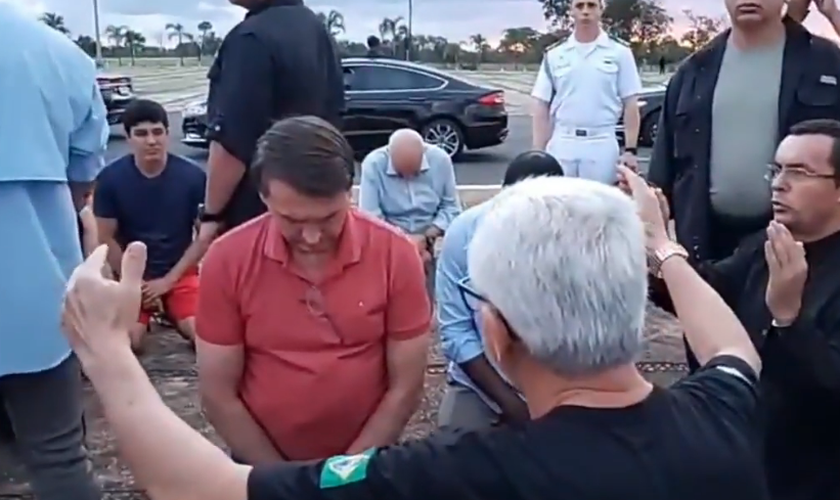 Jair Bolsonaro recebe orações em frente ao Palácio da Alvorada. (Foto: Divulgação)