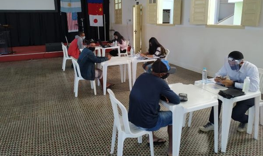 Beneficiários são orientados por voluntários dentro da igreja. (Foto: Primeira Igreja Batista de Pinheiros)
