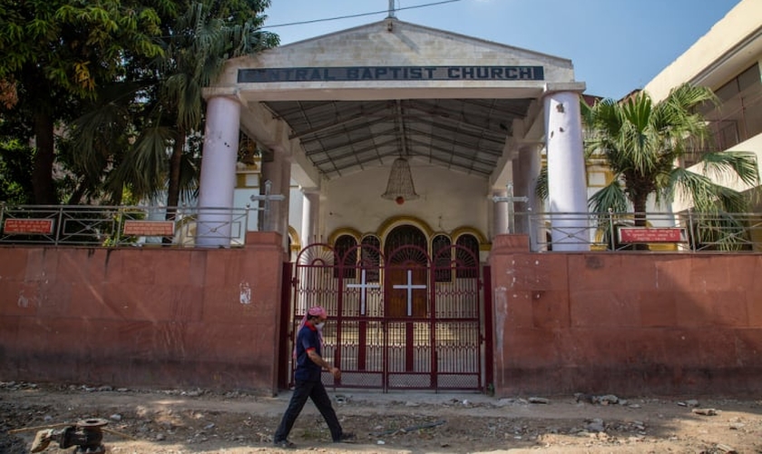 Homem passa em frente a Igreja Batista (Foto: Getty Images/Yawar Nazir)