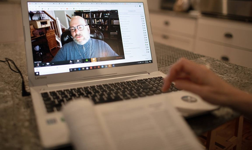 Transmissão online da escola dominical de uma igreja em Nashville, no Tennessee (EUA). (Foto: Mike DuBose/UM News)