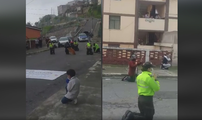 Policiais e civis ajoelhados em oração nas ruas de Quito, capital do Equador. (Foto: Reprodução/Facebook)