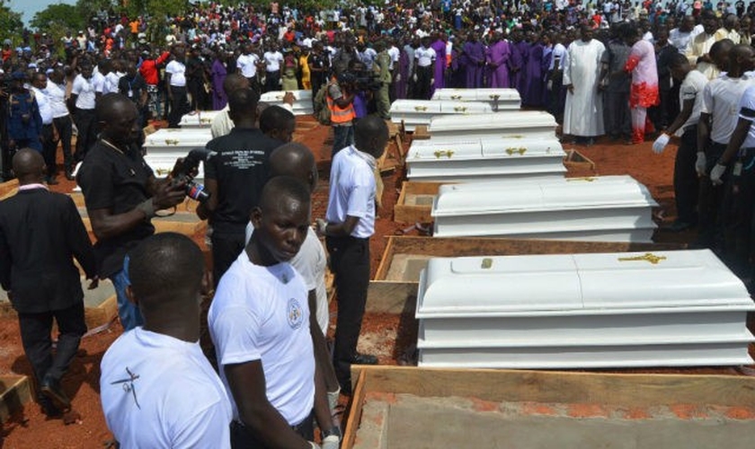 Cristãos mortos em ataques são sepultados na Nigéria. (Foto: Intersociety)