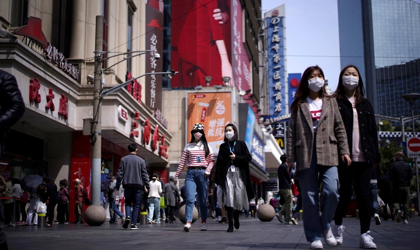 Pessoas usam máscaras em meio ao surto de Covid-19 em Xangai, na China. (Foto: Reuters/Aly Song)