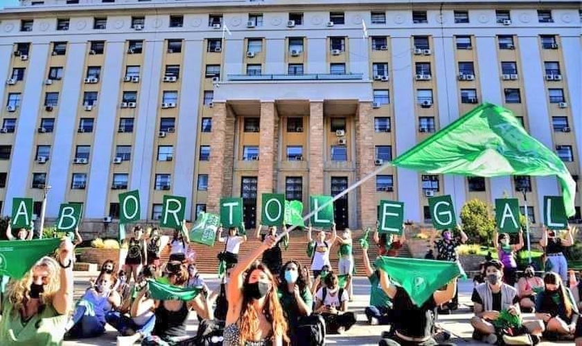 Militantes defendem a aprovação do aborto na Argentina, agitando bandeiras verdes. (Foto: Reprodução/Twitter/@florenciacanali)