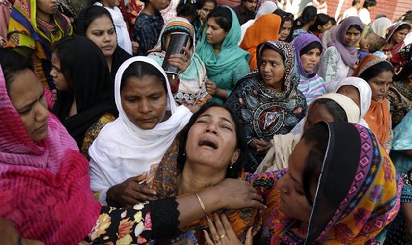 O sequestro de mulheres e garotas cristãs, seguido da submissão forçada dessas vítimas ao casamento islâmico forçado tem se tornado um crime frequente no Paquistão. (Foto: AFP)