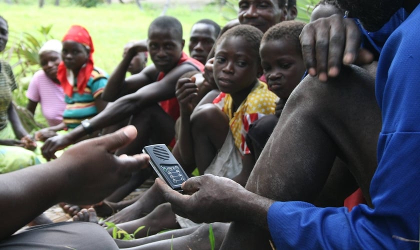 O jovem Koikai aprendeu a Palavra de Deus em áudio. (Foto: Kenya Hope)