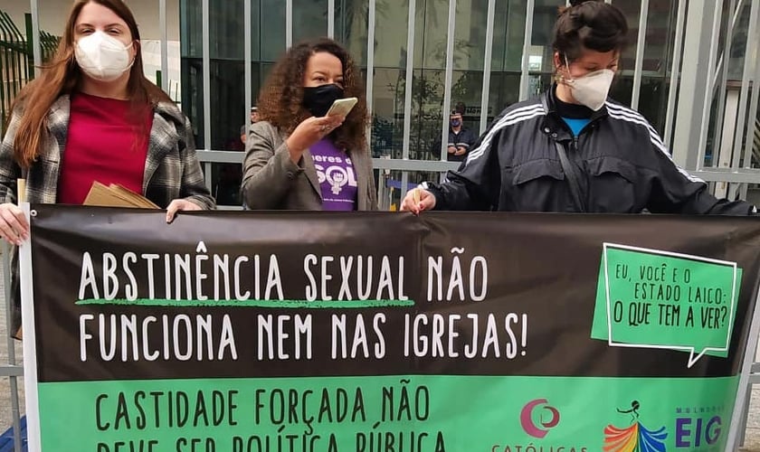 Grupos feministas protestam contra projeto que prevê abstinência sexual. (Foto: Reprodução/Instagram)