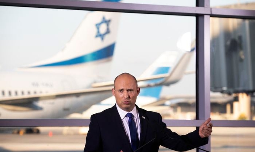 O primeiro-ministro de Israel, Naftali Bennett, fala a jornalistas no aeroporto Ben Gurion. (Foto: AP Photo/Maya Alleruzzo)