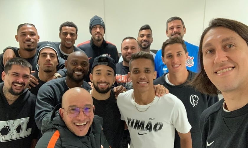 O pr. Vagner Lopes (abaixo) liderava cultos com jogadores do Corinthians. (Foto: Instagram)