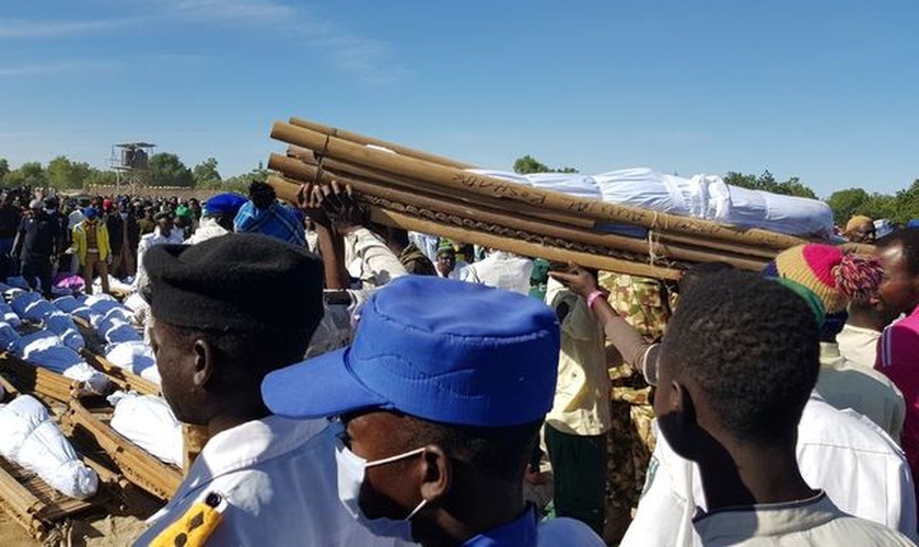 Enterro em massa em Zabarmari, no estado nigeriano de Borno, em novembro de 2020. (Foto: Reuters/Ahmed Kingimi)
