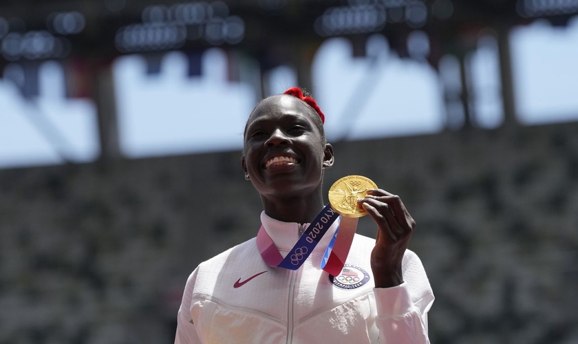 Athing Mu durante a cerimônia da medalha dos 800 metros femininos nos Jogos Olímpicos de 2021. (Foto: AP)