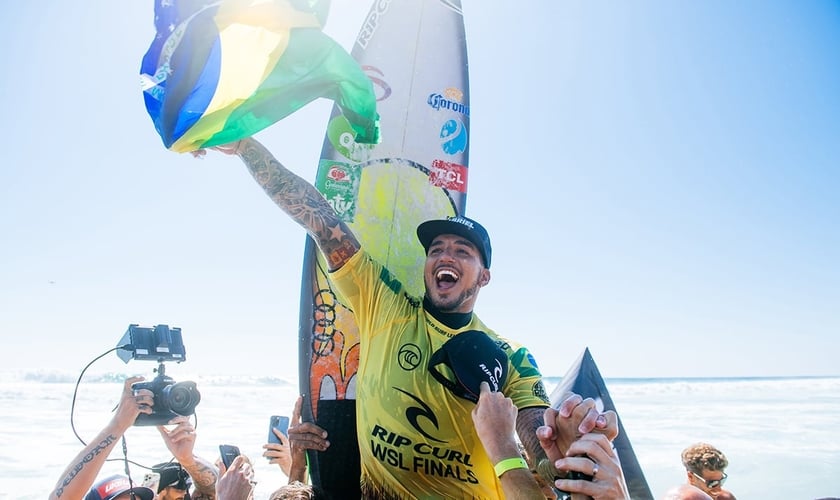 Gabriel Medina comemora o título em Lower Trestles. (Foto: Pat Nolan/World Surf League)
