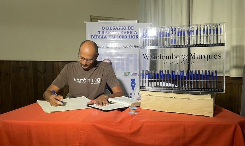 Wandemberg Marques recebeu o reconhecimento como o mais rápido copista da Bíblia. (Foto: Arquivo pessoal)