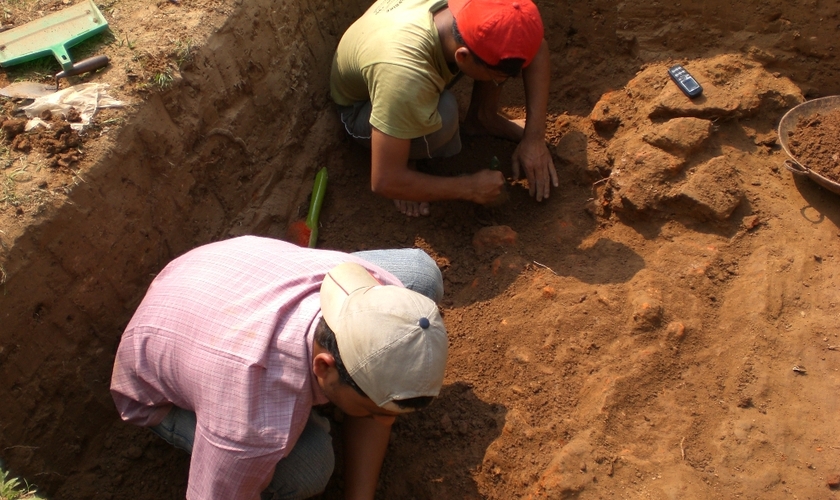 Imagem ilustrativa de arqueólogos em Boteshwar. (Foto: Wikimedia Commons/Shehab)