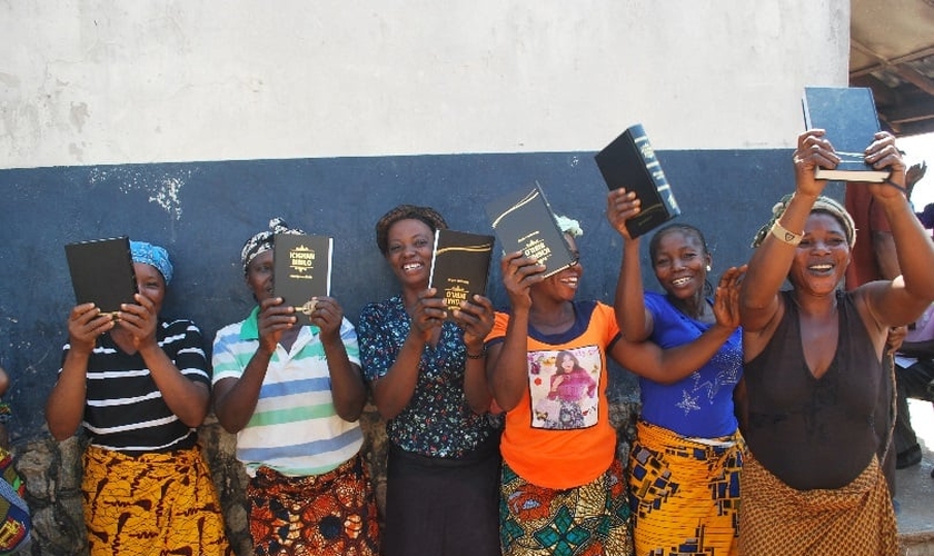 Mulheres nigerianas celebram a chegada da Bíblia. (Foto: Bible Society of Nigeria)