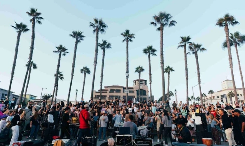 Jovens reunidos no evento evangelístico na Califórnia. (Foto: Reprodução/Instagram/Hope California)