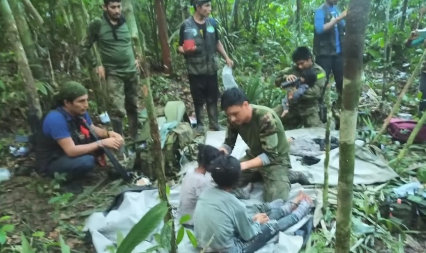 Imagem do resgate das crianças na selva. (Foto: Reprodução/YouTube/Band Jornalismo)