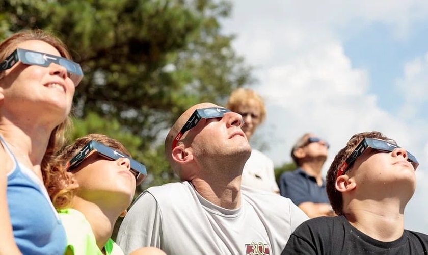 Pessoas observando eclipse solar. (Foto representativa: Rawpixel)